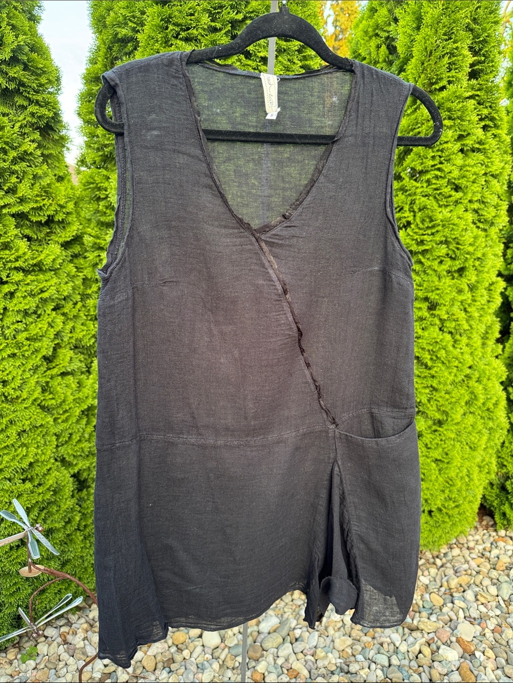 Neesh by DAR Black Sleeveless V-Neck Linen tunic